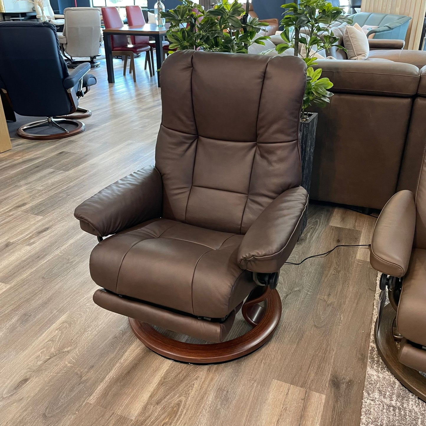 Stressless Mayfair (Medium) {Power Recliner}